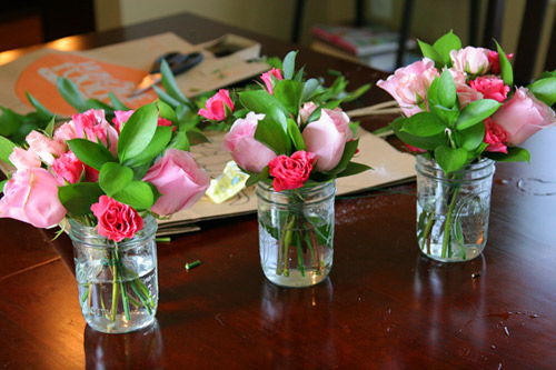 Tô điểm căn nhà bằng cách cắm hoa đơn giản để bàn