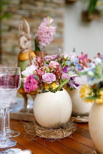 Mách bạn một số cách cắm hoa từ quả trứng trang trí bàn ăn