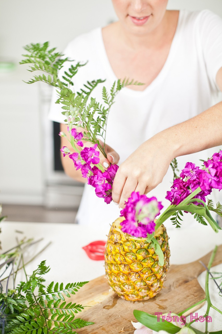 Cách cắm hoa trong vỏ dứa độc đáo đẹp ấn tượng