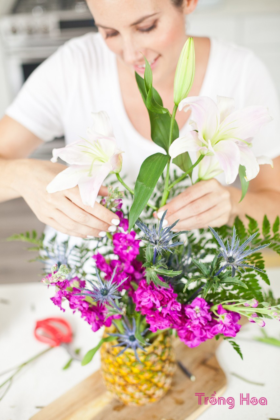 Cách cắm hoa trong vỏ dứa độc đáo đẹp ấn tượng