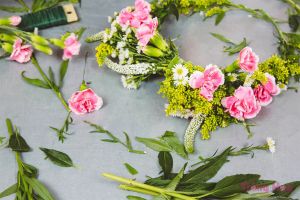 Cách tự làm vòng hoa đội đầu DIY từ hoa cẩm chướng