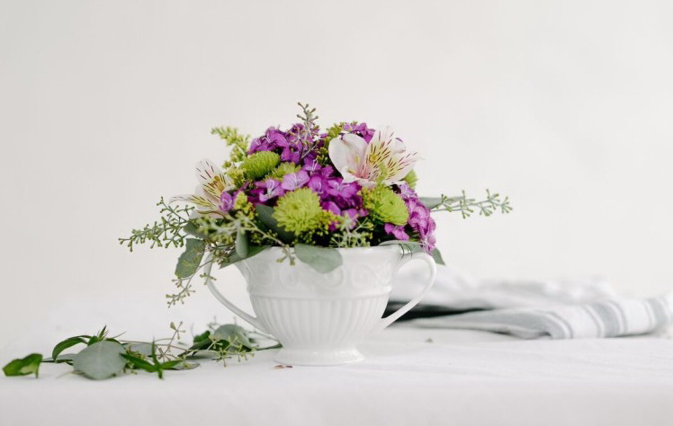 Cách cắm hoa để bàn trong tách trà