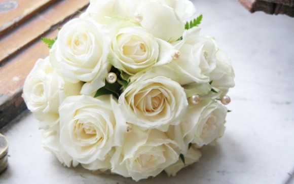 Hồng trắng thể hiện sự vô tư, thánh thiện và chân thành. Loài hoa này nhằm tôn vinh một tình yêu trong sáng, hai tâm hồn thánh thiện.