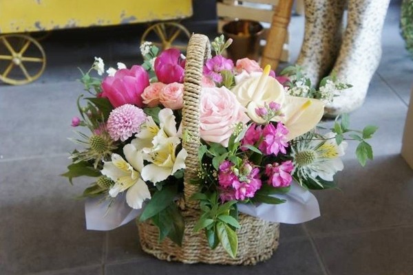 Cách cắm giỏ hoa cho đầu tuần thêm xinh
