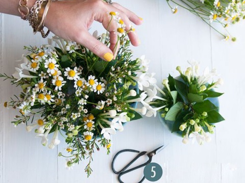 3 cách cắm hoa để bàn đẹp bắt mắt cho ngày lễ