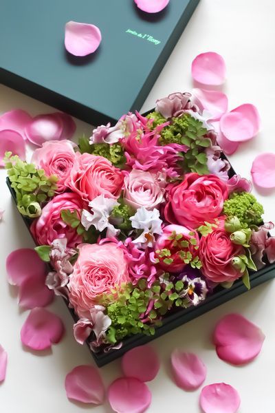 Gợi ý cách làm hộp hoa tươi kèm quà tặng ngày 8-3