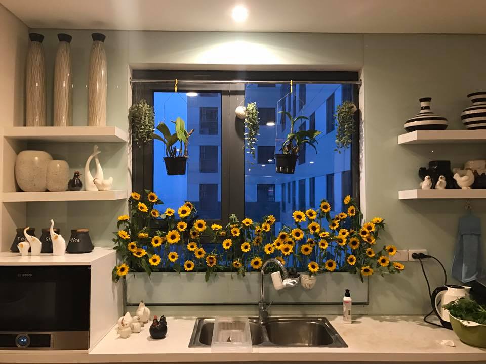 Cách cắm hoa trong bồn kính nhà bếp