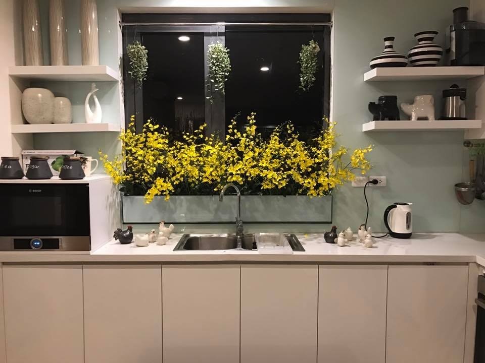 Cách cắm hoa trong bồn kính nhà bếp