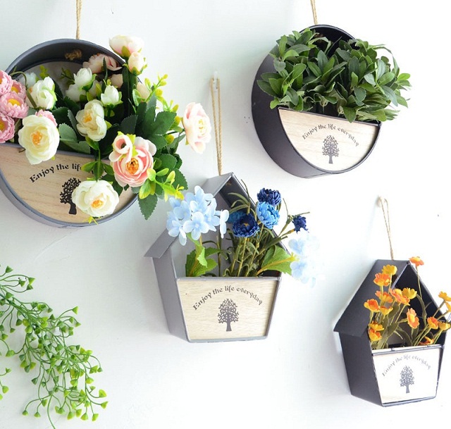 Trang trí nhà bằng chậu hoa treo tường